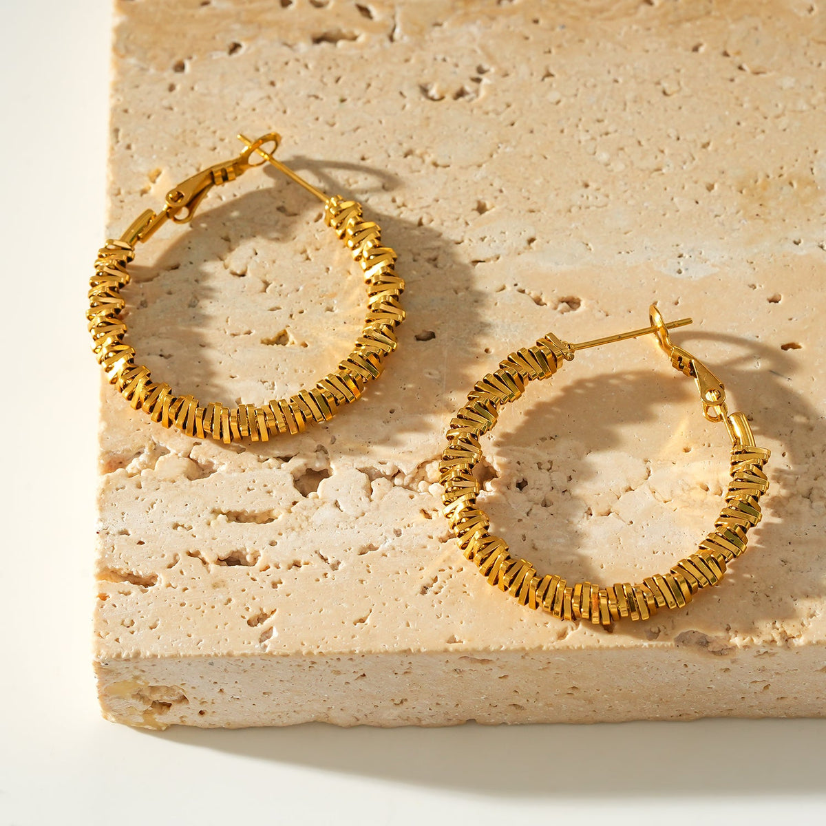 Boucles d'oreilles créoles SPRINGDALE Gold : perles carrées géométriques texturées