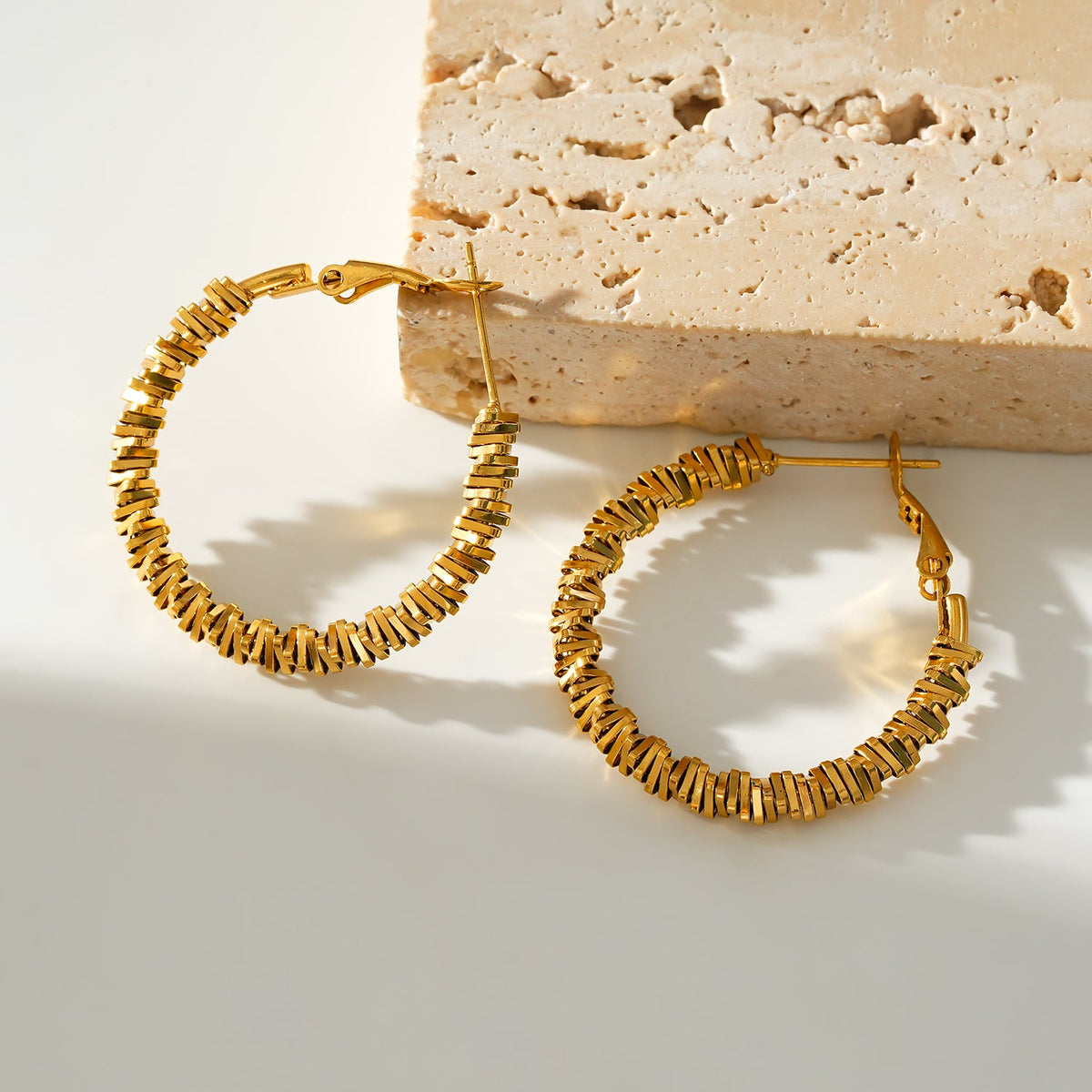 Boucles d'oreilles créoles SPRINGDALE Gold : perles carrées géométriques texturées