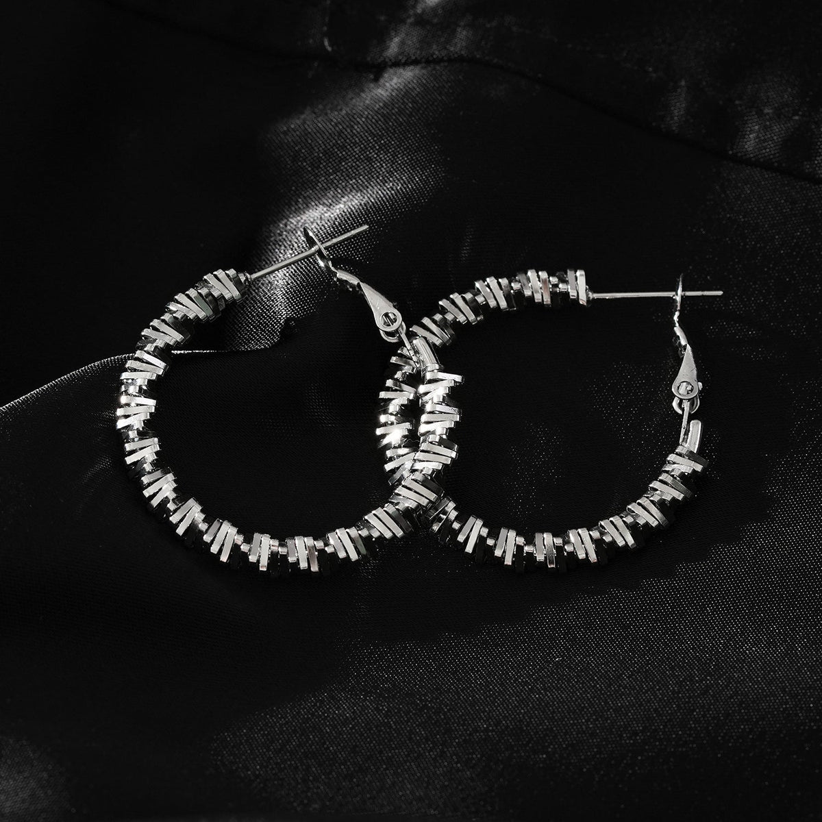 Style SPRINGDALE Silver : Boucles d'oreilles créoles perlées carrées géométriques texturées