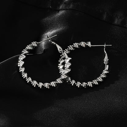 Style SPRINGDALE Silver : Boucles d'oreilles créoles perlées carrées géométriques texturées