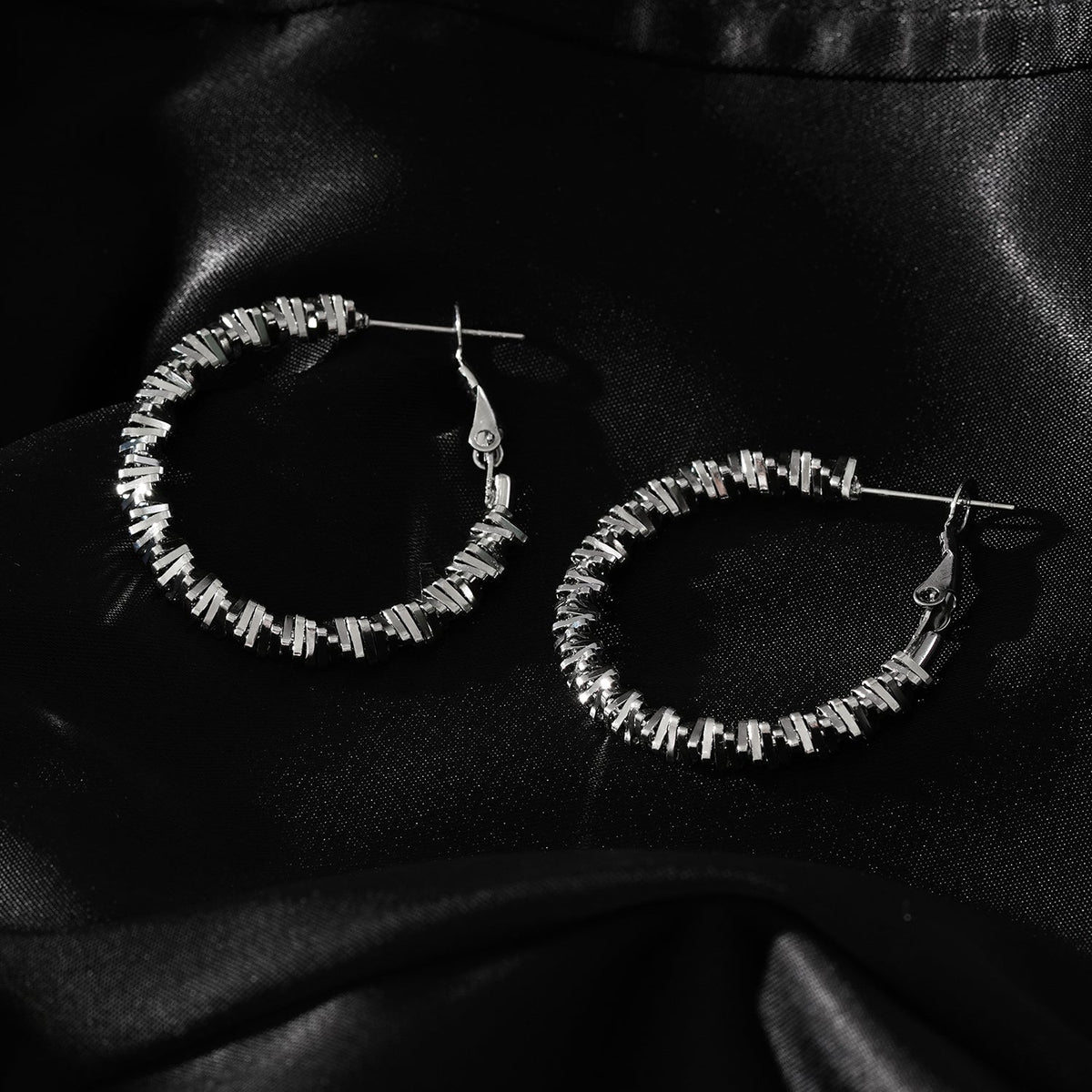Style SPRINGDALE Silver : Boucles d'oreilles créoles perlées carrées géométriques texturées