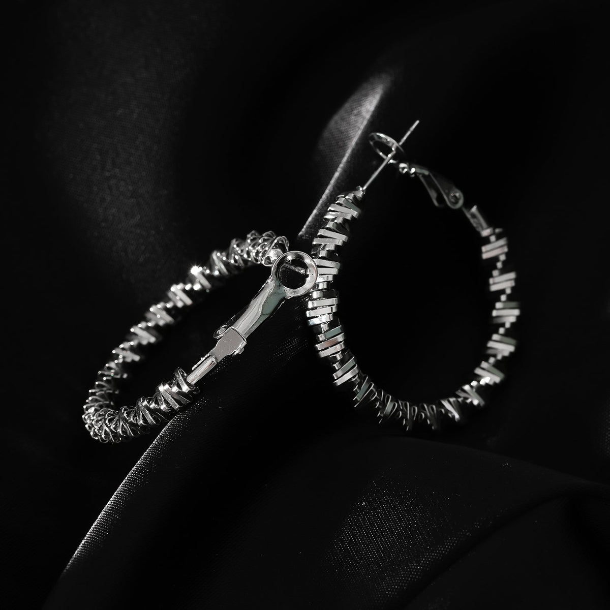 Style SPRINGDALE Silver : Boucles d'oreilles créoles perlées carrées géométriques texturées