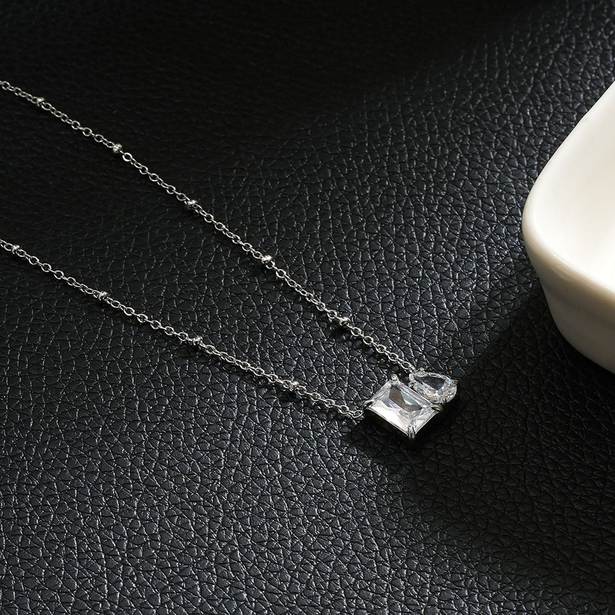 MAFFINA Argent (Or blanc) : Collier délicat en chaîne perlée avec pendentif duo oxyde de zirconium