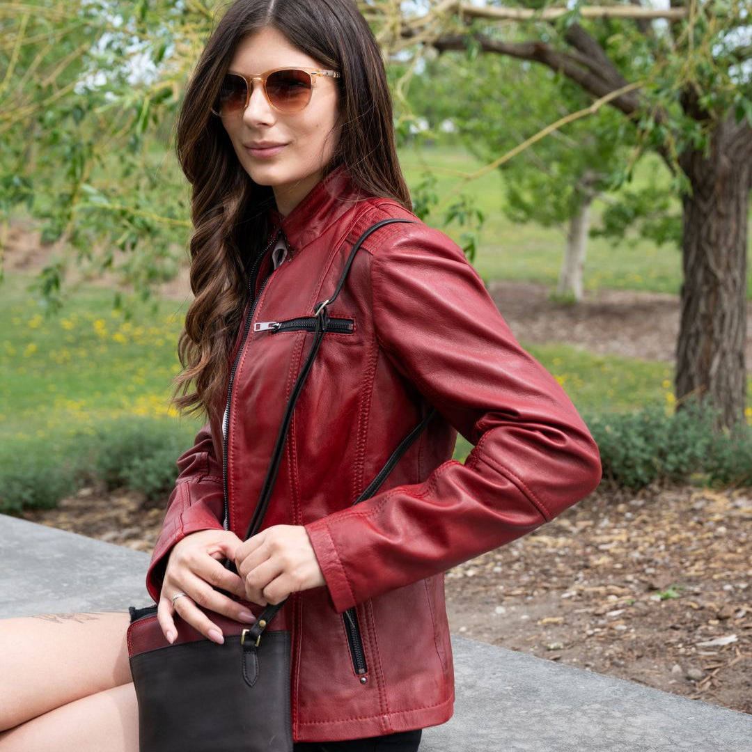 Veste Classique Femme en Cuir d'Agneau. Col Rond clouté, 4 Poches zippées et Surpiqûres Décoratives aux Épaules