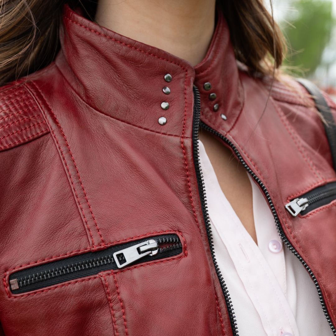 Veste Classique Femme en Cuir d'Agneau. Col Rond clouté, 4 Poches zippées et Surpiqûres Décoratives aux Épaules