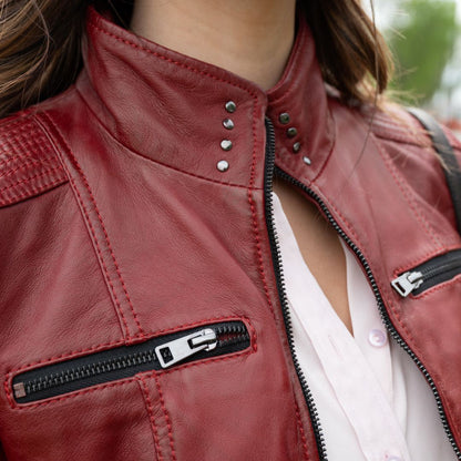 Veste Classique Femme en Cuir d'Agneau. Col Rond clouté, 4 Poches zippées et Surpiqûres Décoratives aux Épaules