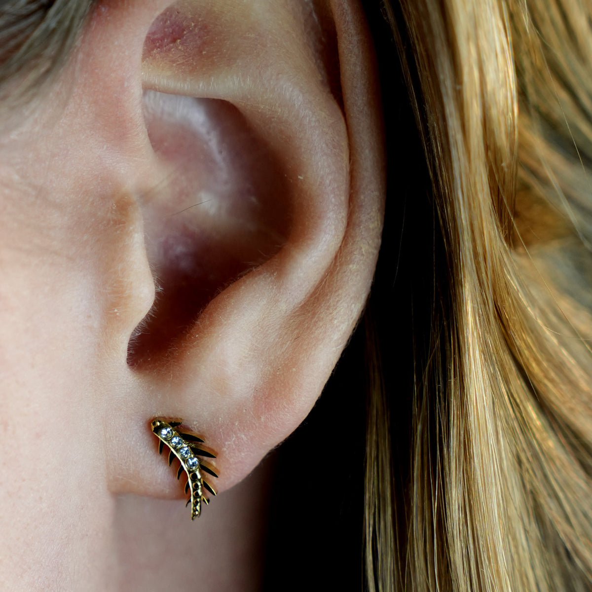 Boucles d'oreilles EBBA « Météore Volant » en oxyde de zirconium de forme incurvée.
