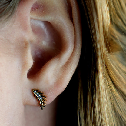 Boucles d'oreilles EBBA « Météore Volant » en oxyde de zirconium de forme incurvée.