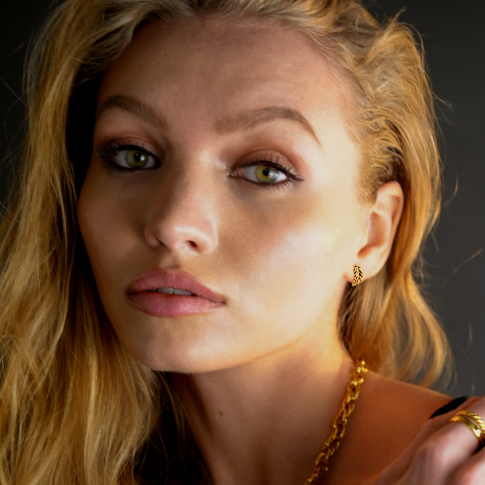 Boucles d'oreilles EBBA « Météore Volant » en oxyde de zirconium de forme incurvée.
