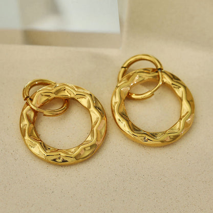 ELENA: Boucles d'oreilles créoles dorées à texture sculptée