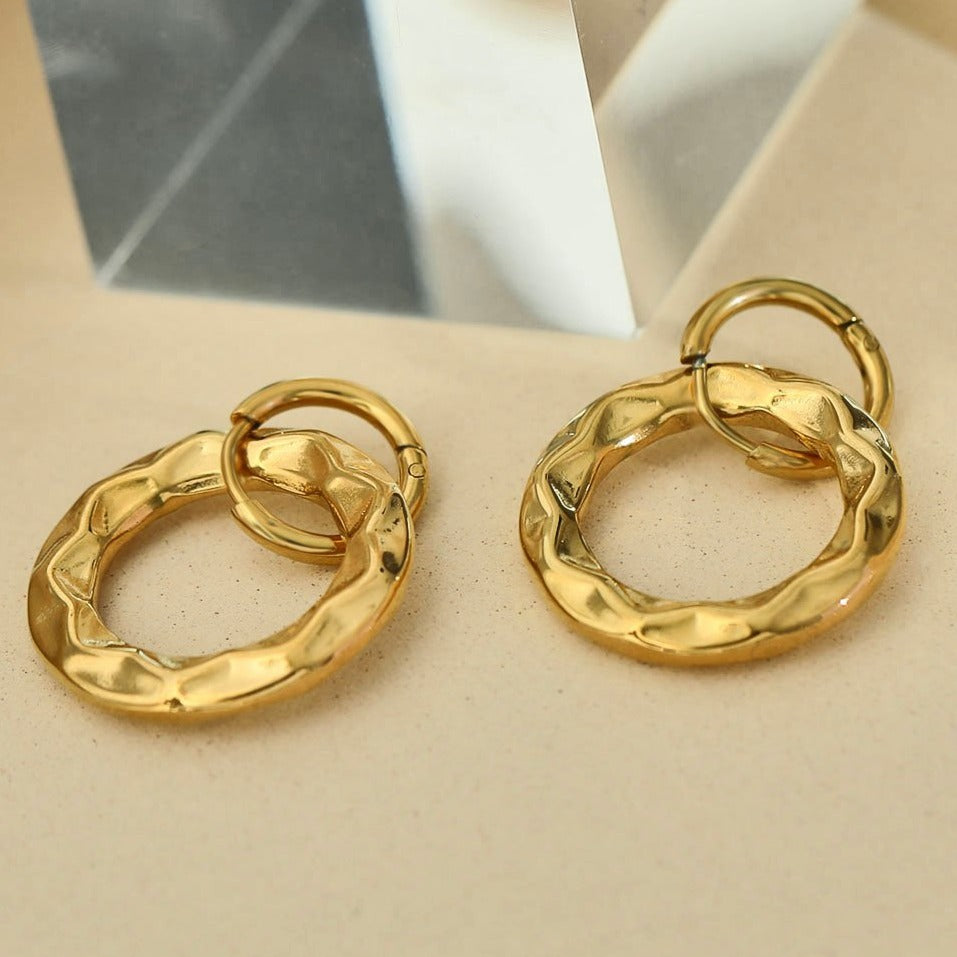 ELENA: Boucles d'oreilles créoles dorées à texture sculptée