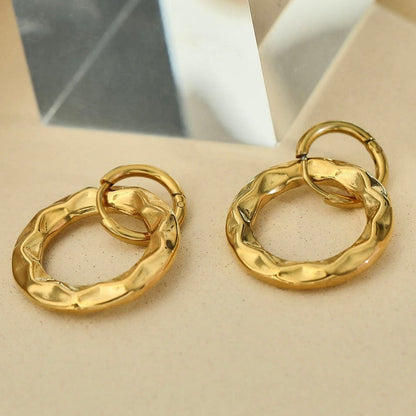 ELENA: Boucles d'oreilles créoles dorées à texture sculptée