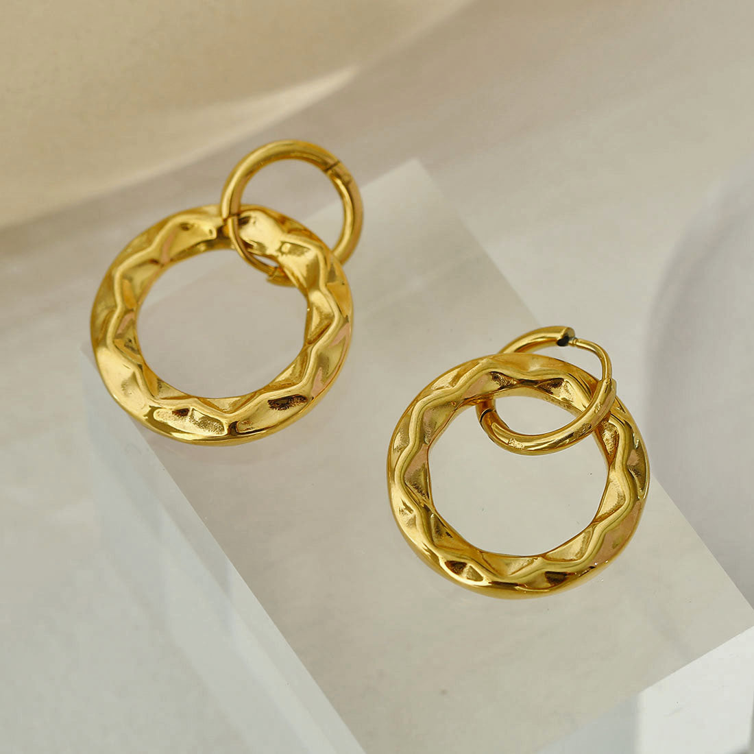 ELENA: Boucles d'oreilles créoles dorées à texture sculptée