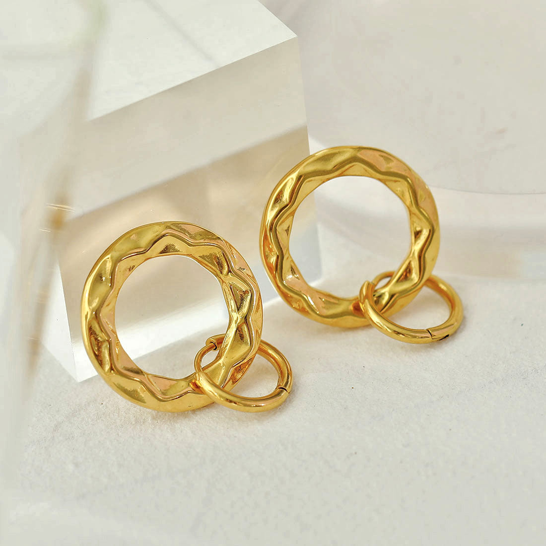 ELENA: Boucles d'oreilles créoles dorées à texture sculptée