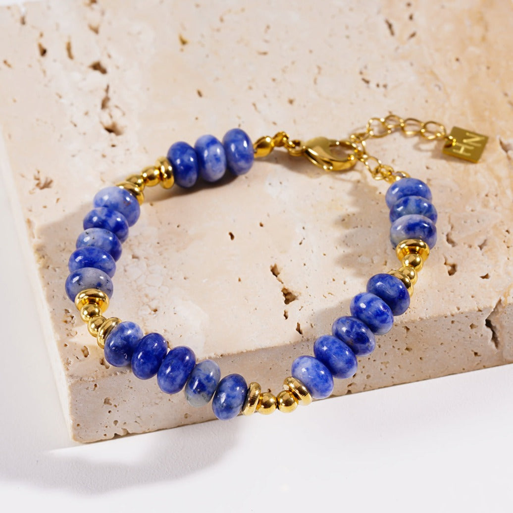 ELINA : Bracelet bohème moderne en sodalite et perles dorées