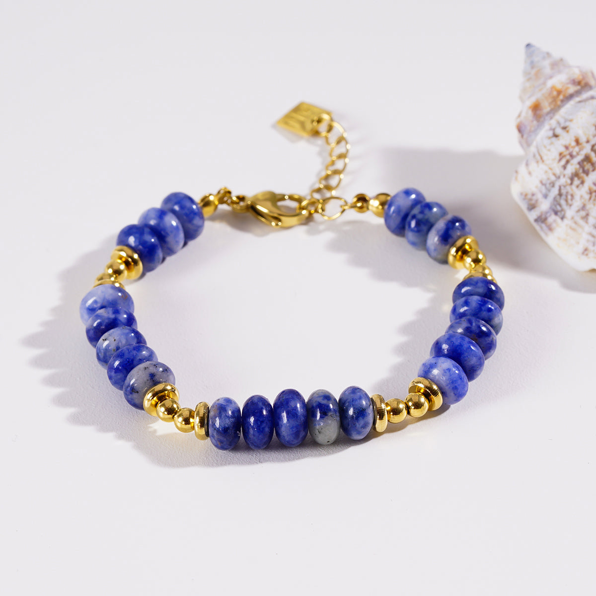 ELINA : Bracelet bohème moderne en sodalite et perles dorées