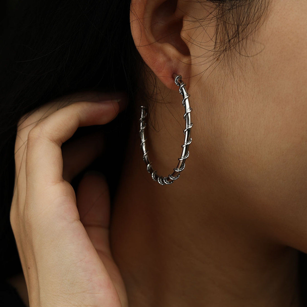 Boucles d'oreilles créoles ELNA argentées avec une torsade décorative