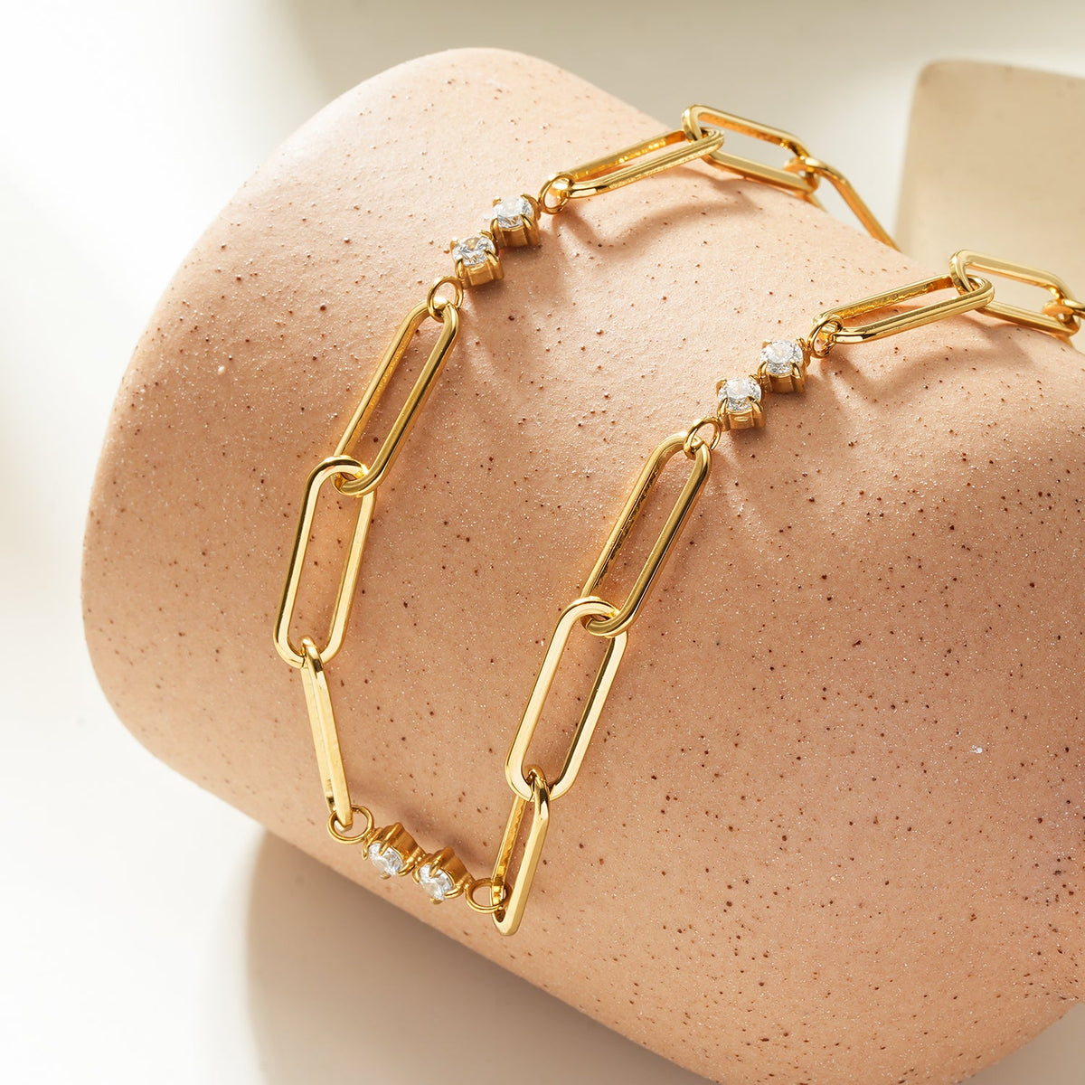 Collier en or ELOPPINA : Chaîne trombone avec accents en zircon et un pendentif perle d'eau douce