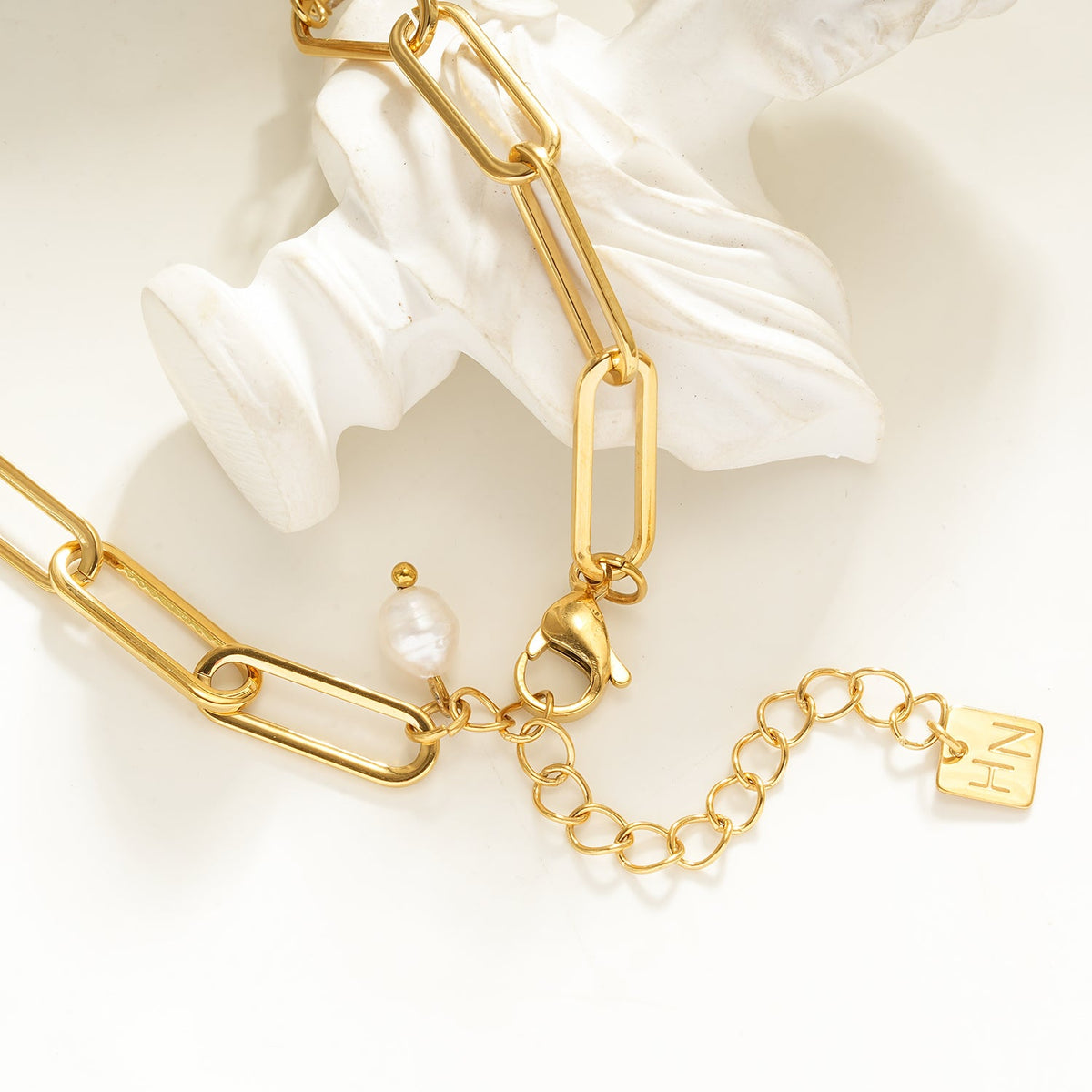 Collier en or ELOPPINA : Chaîne trombone avec accents en zircon et un pendentif perle d'eau douce