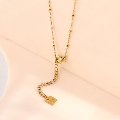 Collier pendentif carré ELU minimaliste en métal et coquille