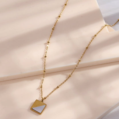 Collier pendentif carré ELU minimaliste en métal et coquille