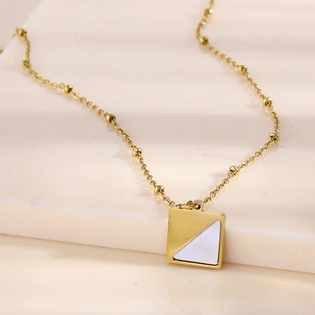 Collier pendentif carré ELU minimaliste en métal et coquille