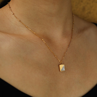 Collier pendentif carré ELU minimaliste en métal et coquille