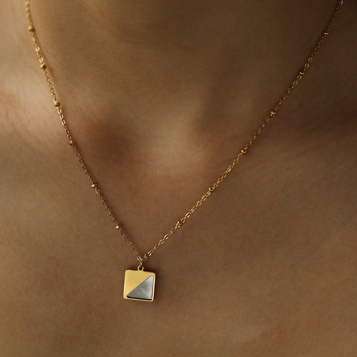 Collier pendentif carré ELU minimaliste en métal et coquille