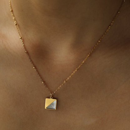 Collier pendentif carré ELU minimaliste en métal et coquille