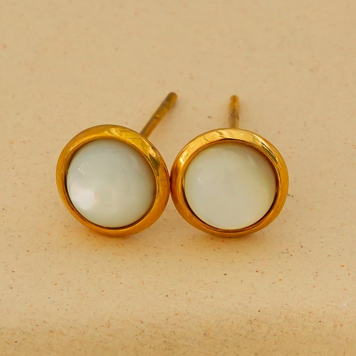 ENFIELD: Boucles d'oreilles clous rondes en coquillage naturel à bordure dorée