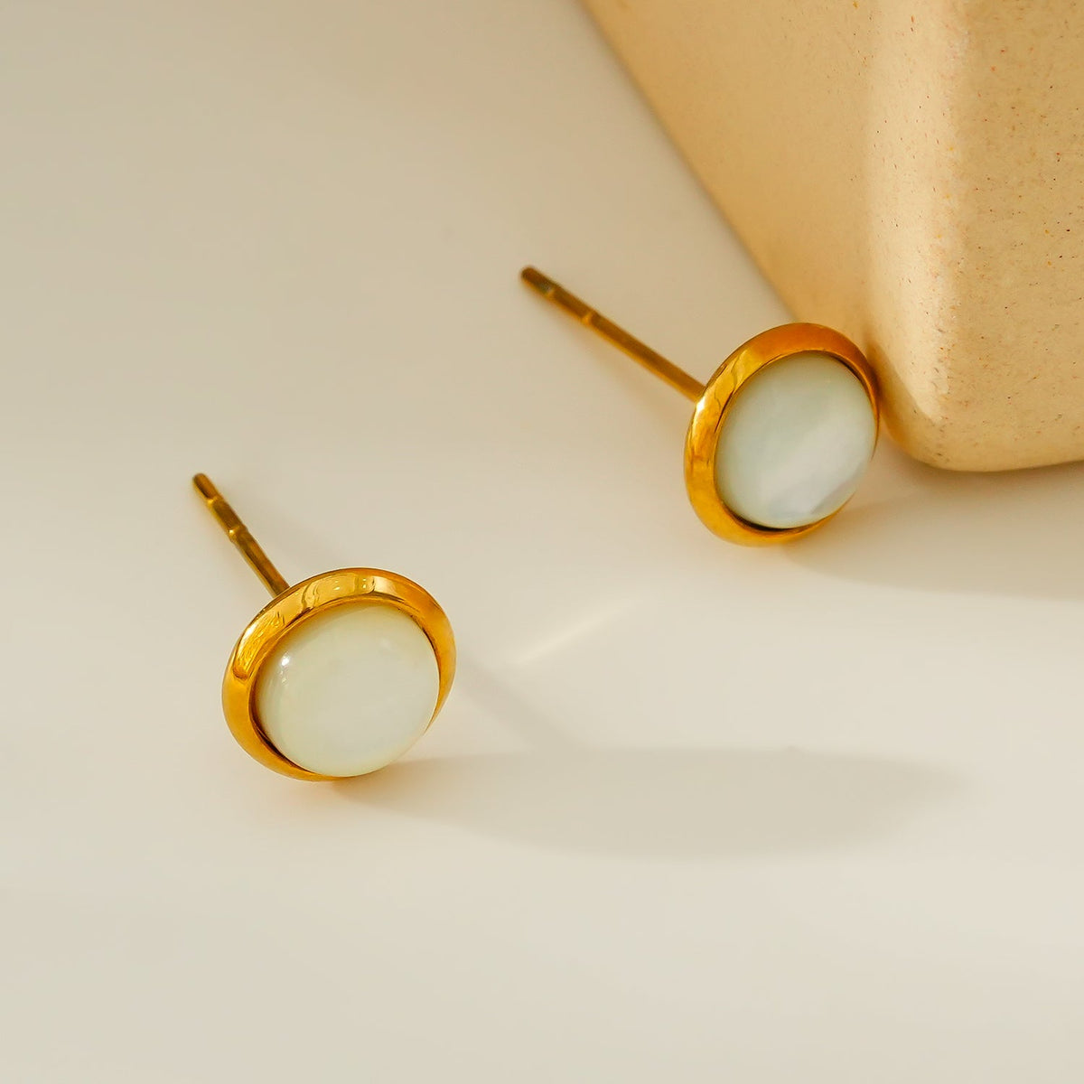 ENFIELD: Boucles d'oreilles clous rondes en coquillage naturel à bordure dorée
