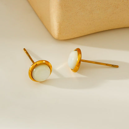 ENFIELD: Boucles d'oreilles clous rondes en coquillage naturel à bordure dorée