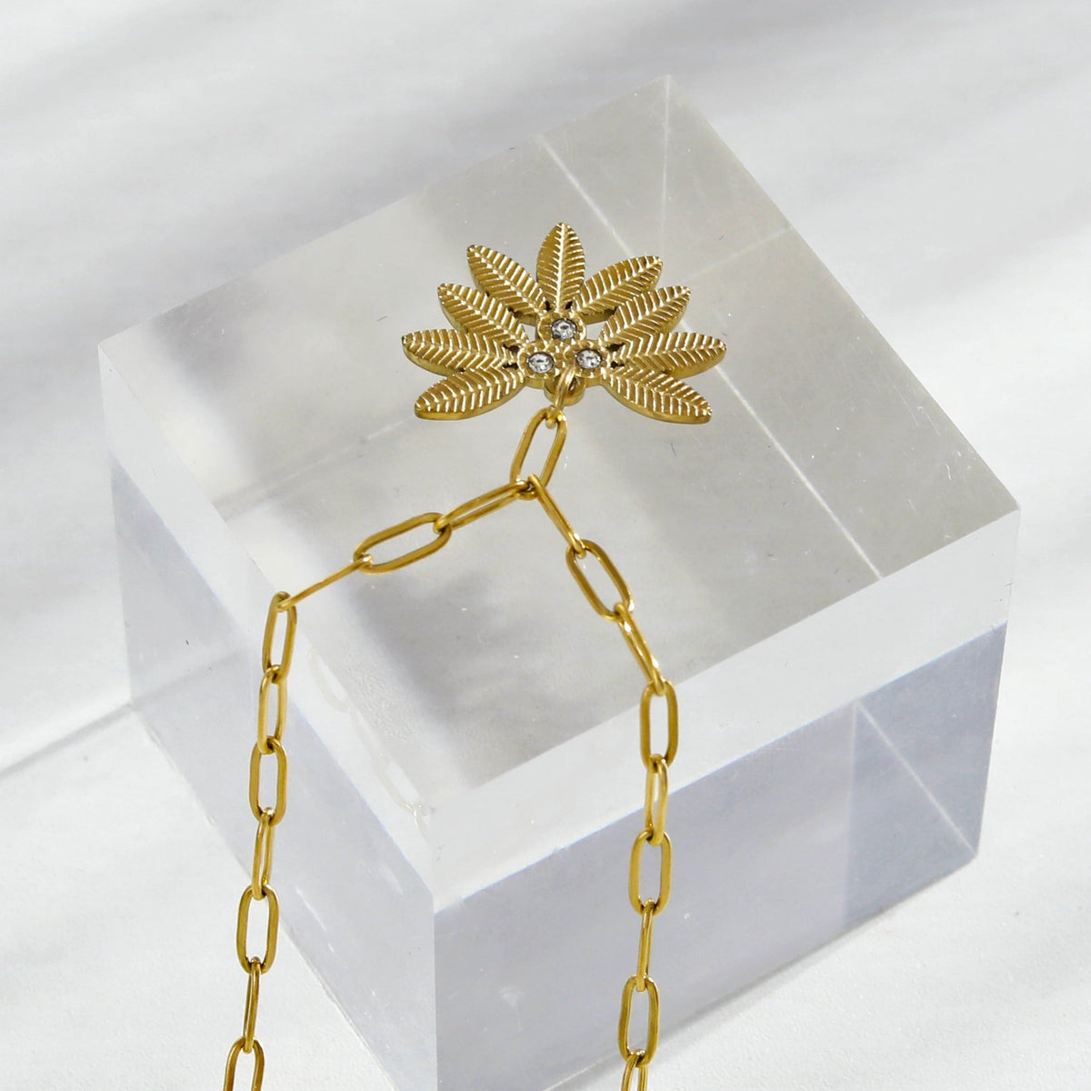 Chaîne trombone ENOLA Mini avec feuilles et pendentif zircon en or