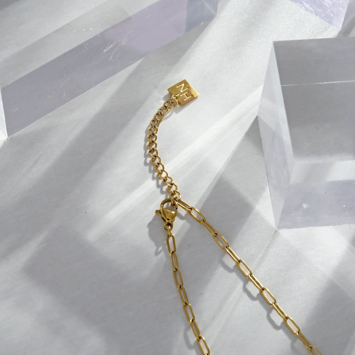 Chaîne trombone ENOLA Mini avec feuilles et pendentif zircon en or