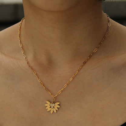 Chaîne trombone ENOLA Mini avec feuilles et pendentif zircon en or