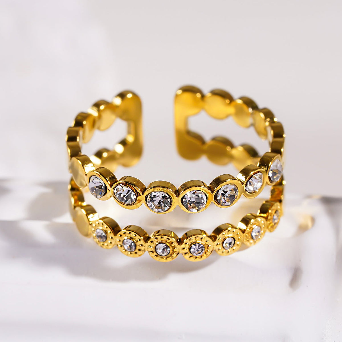 ERLAT : Bague texturée ornée de zircons à double rangée