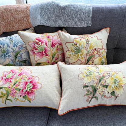 Housse de coussin lombaire brodée florale 12x20" – Avant en coton, arrière en soie de papier