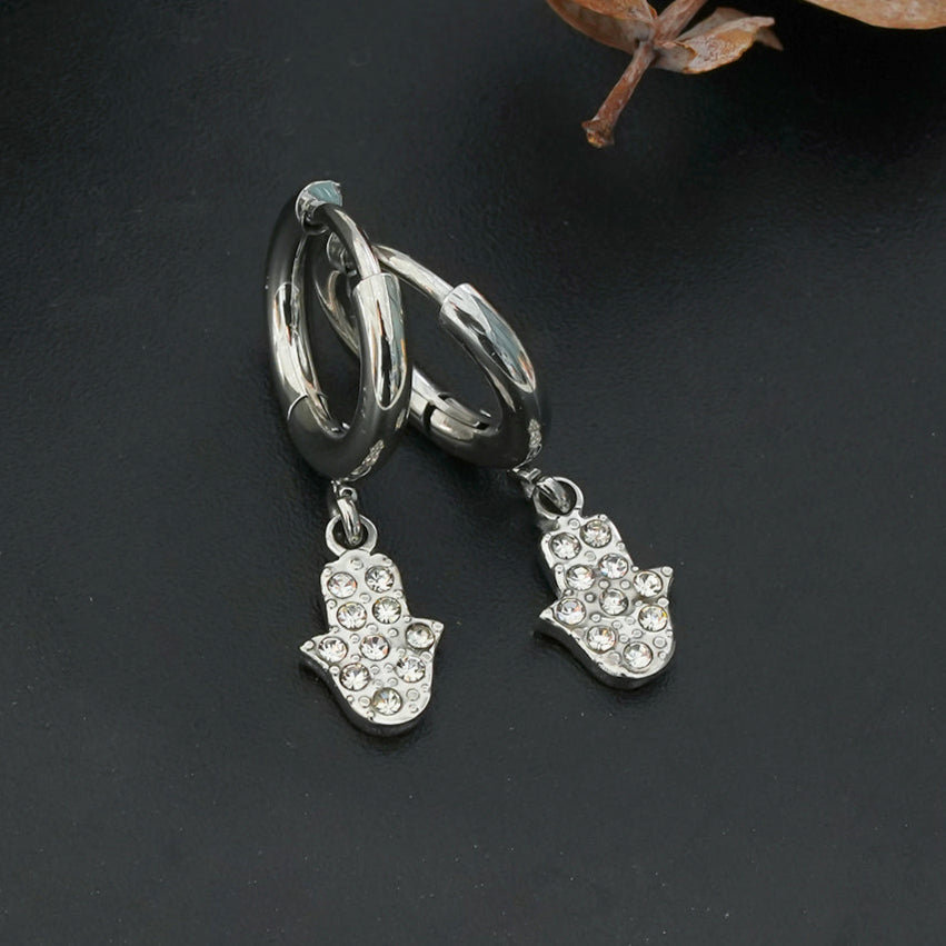 Boucles d'oreilles mini créoles en or blanc (ton argent) FATIMA : Zircons (CZ) pavés avec breloque main de Fatma – Un mélange parfait de style et de protection
