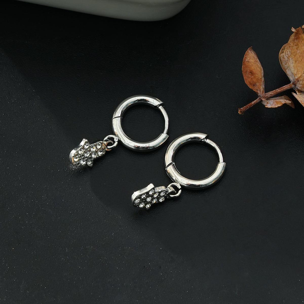 Boucles d'oreilles mini créoles en or blanc (ton argent) FATIMA : Zircons (CZ) pavés avec breloque main de Fatma – Un mélange parfait de style et de protection