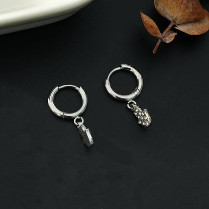 Boucles d'oreilles mini créoles en or blanc (ton argent) FATIMA : Zircons (CZ) pavés avec breloque main de Fatma – Un mélange parfait de style et de protection