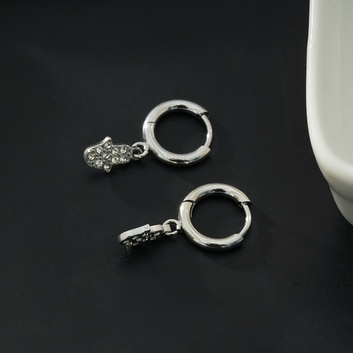 Boucles d'oreilles mini créoles en or blanc (ton argent) FATIMA : Zircons (CZ) pavés avec breloque main de Fatma – Un mélange parfait de style et de protection