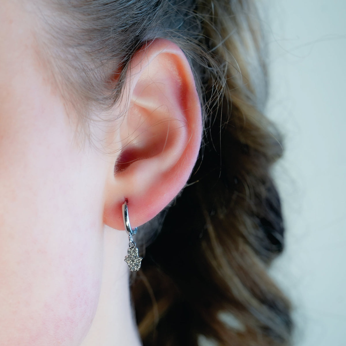 Boucles d'oreilles mini créoles en or blanc (ton argent) FATIMA : Zircons (CZ) pavés avec breloque main de Fatma – Un mélange parfait de style et de protection