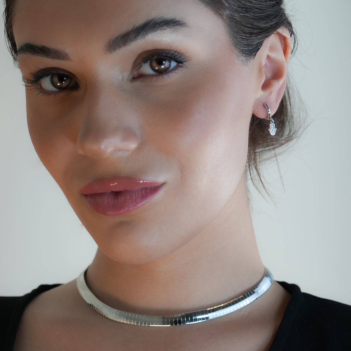 Boucles d'oreilles mini créoles en or blanc (ton argent) FATIMA : Zircons (CZ) pavés avec breloque main de Fatma – Un mélange parfait de style et de protection