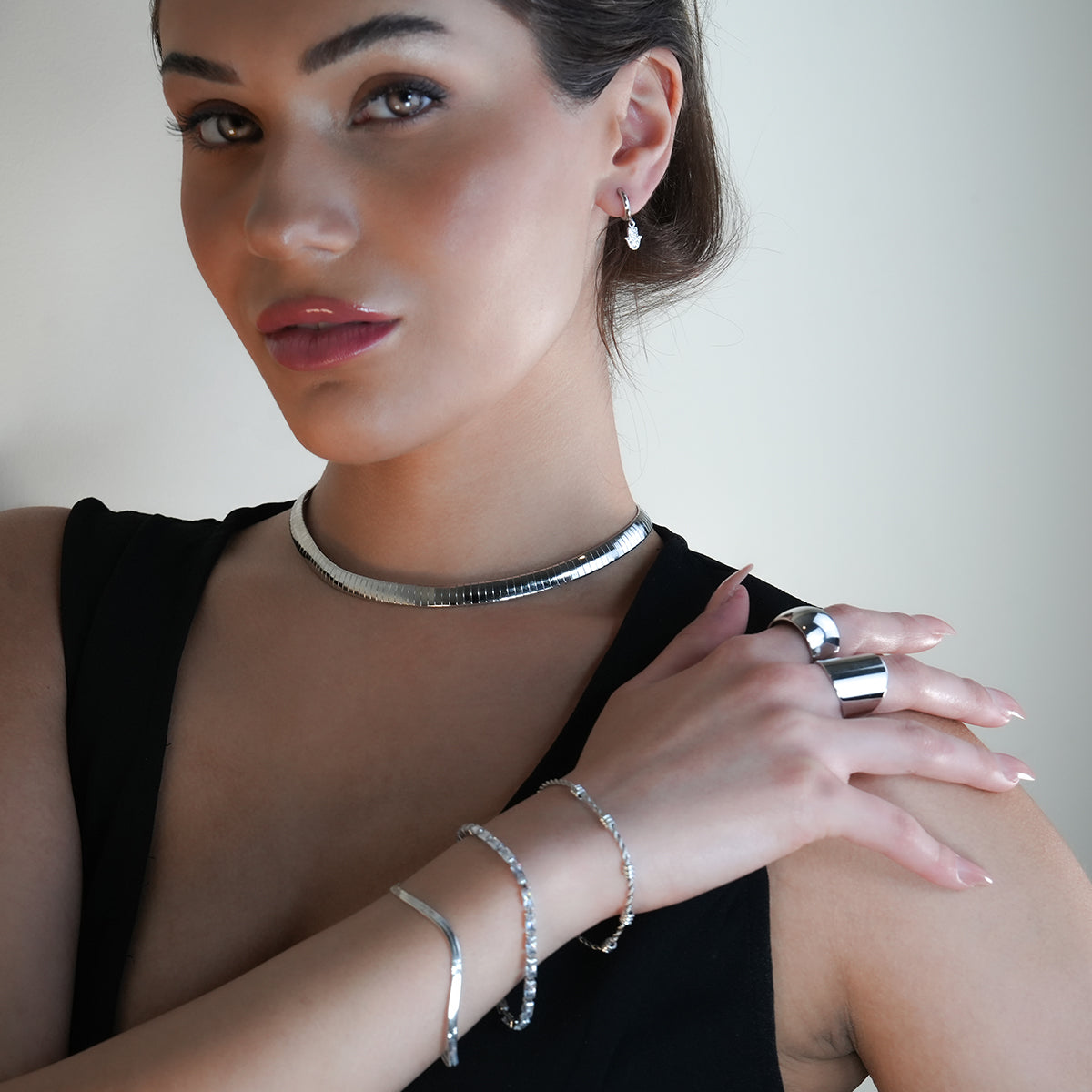 Boucles d'oreilles mini créoles en or blanc (ton argent) FATIMA : Zircons (CZ) pavés avec breloque main de Fatma – Un mélange parfait de style et de protection