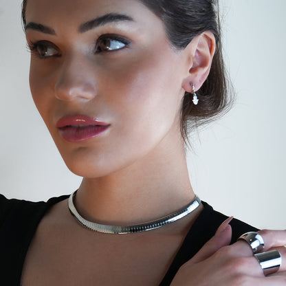 Boucles d'oreilles mini créoles en or blanc (ton argent) FATIMA : Zircons (CZ) pavés avec breloque main de Fatma – Un mélange parfait de style et de protection