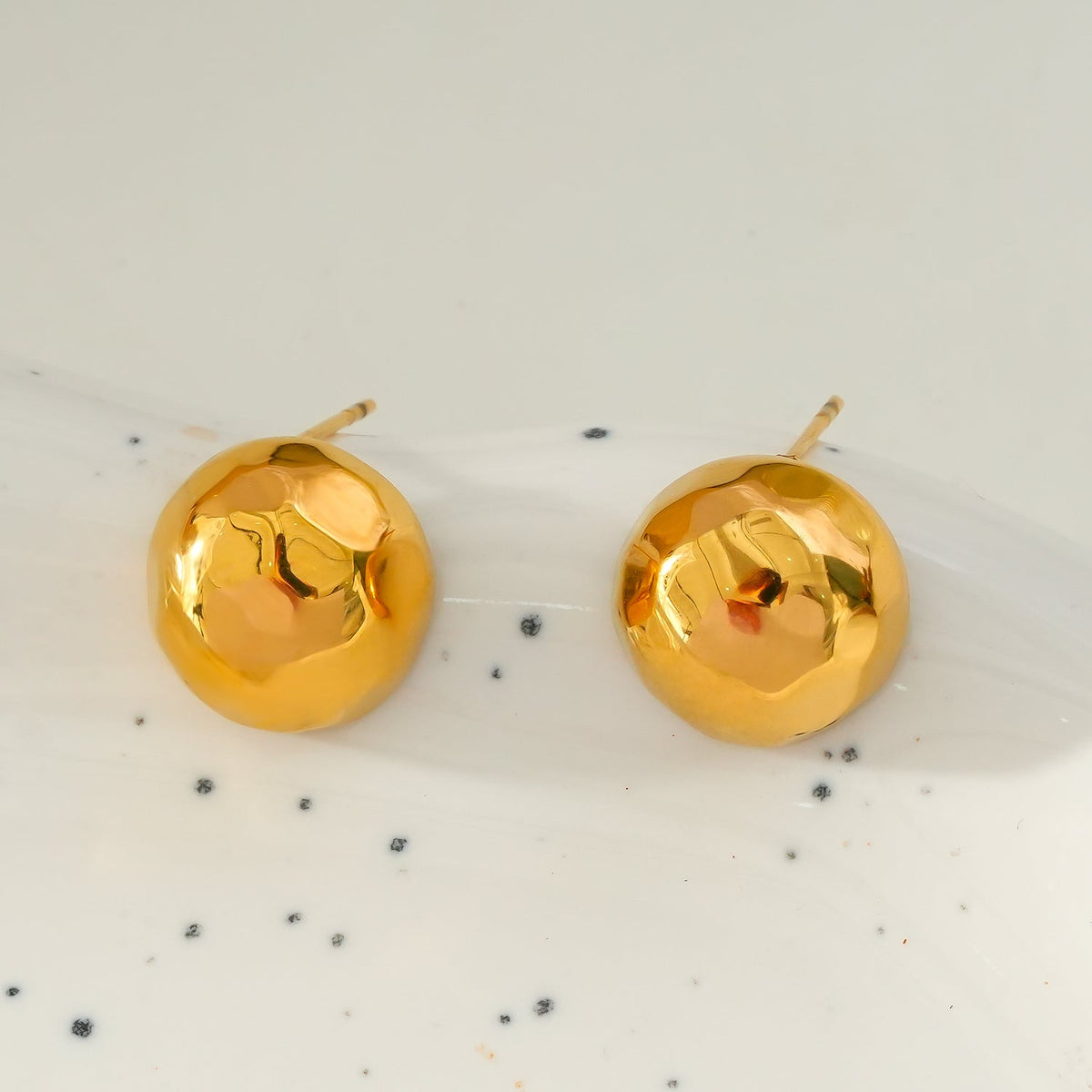 FELTHAM Gold : Boucles d'oreilles clous martelées contemporaines