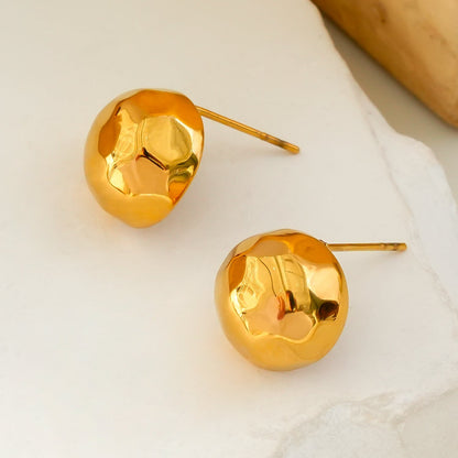 FELTHAM Gold : Boucles d'oreilles clous martelées contemporaines