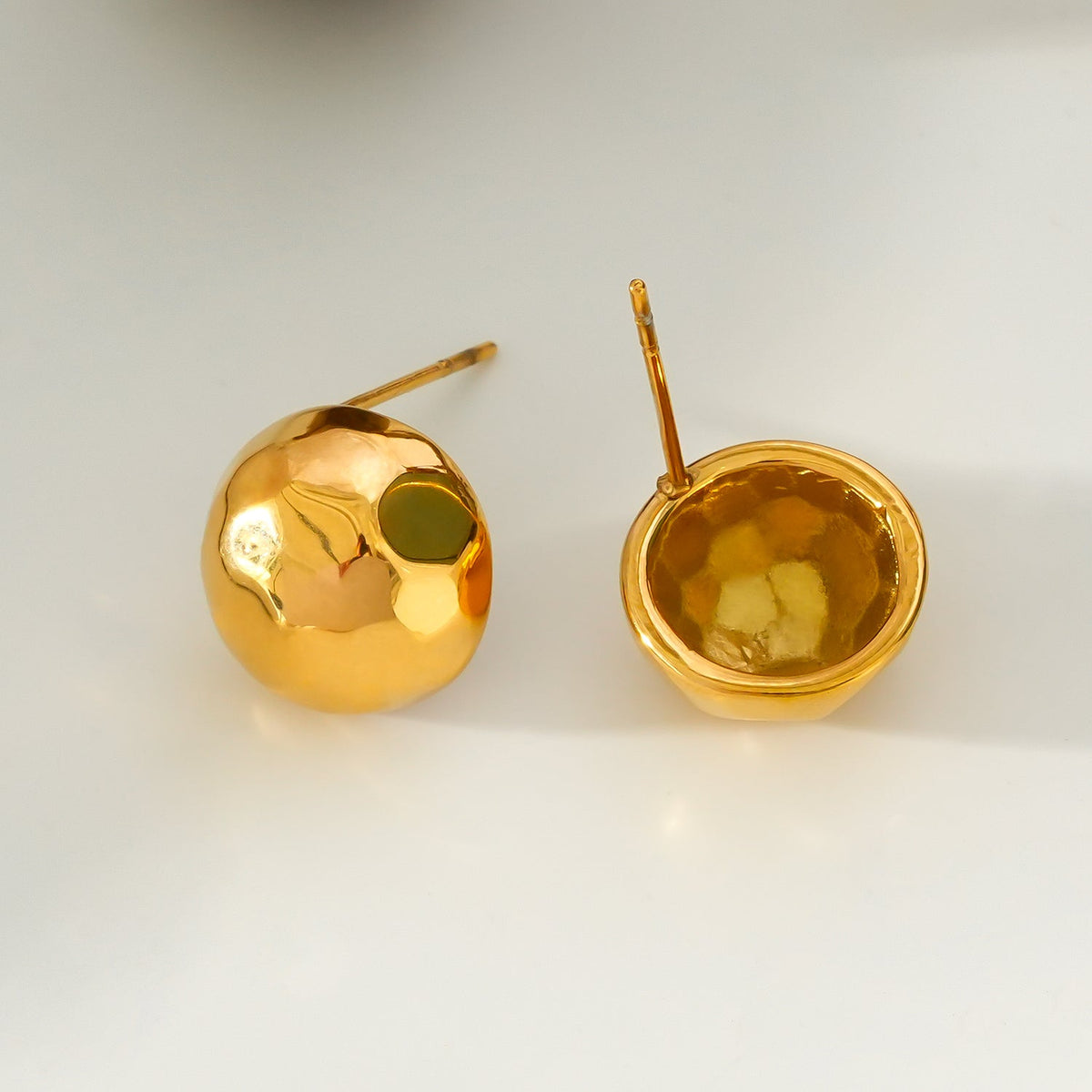 FELTHAM Gold : Boucles d'oreilles clous martelées contemporaines