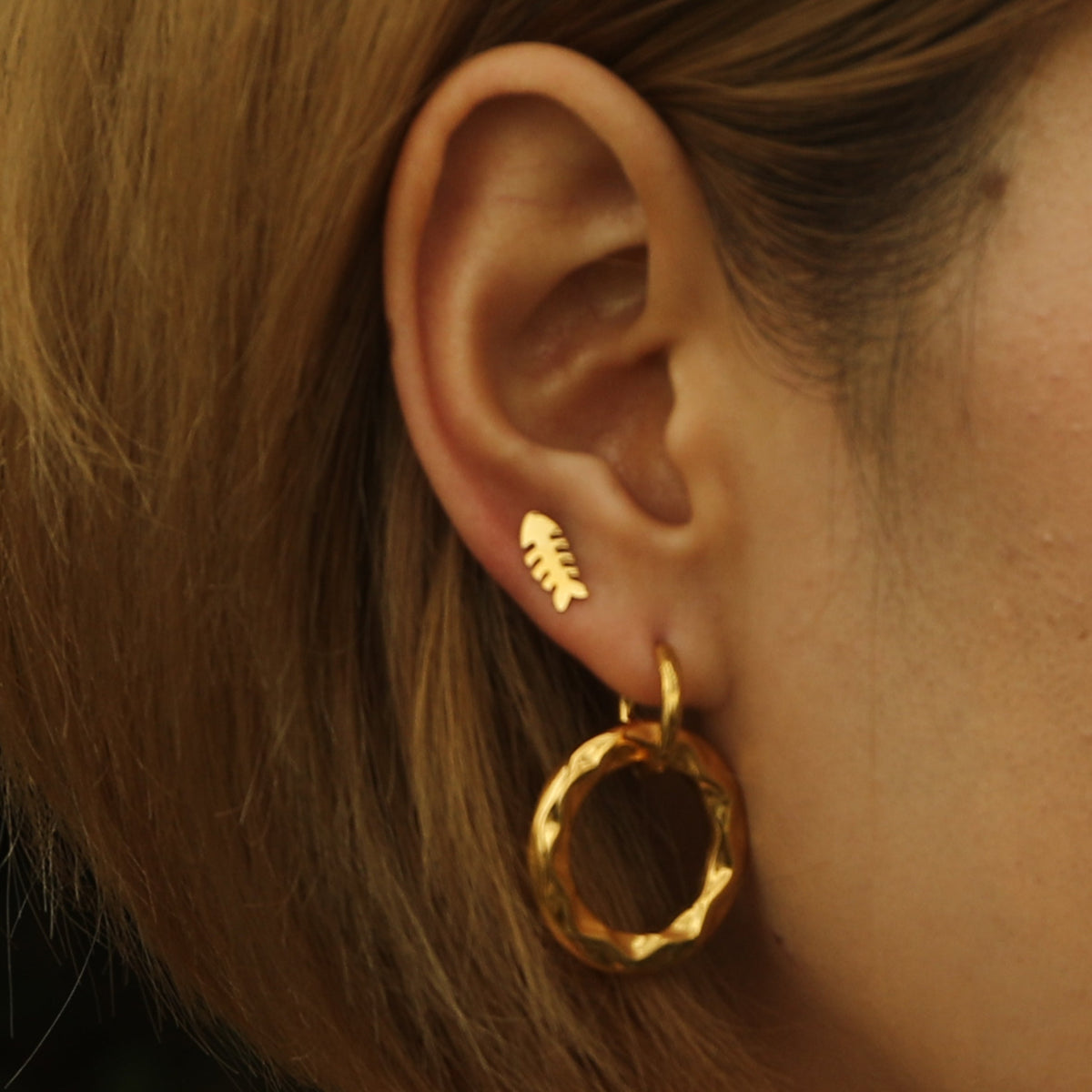 ELENA: Boucles d'oreilles créoles dorées à texture sculptée