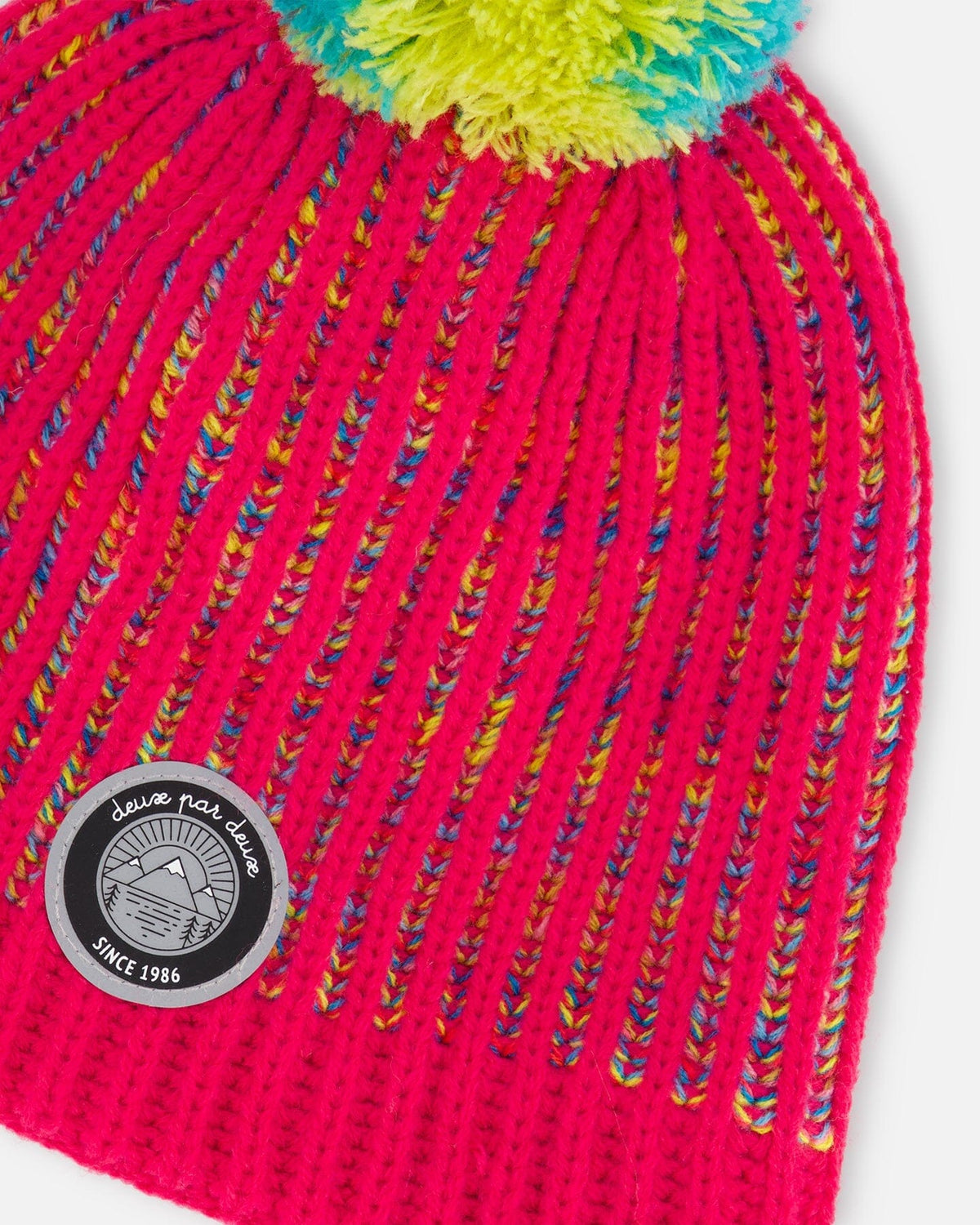 Bonnet en tricot rose et multicolore